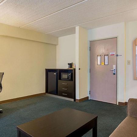 Quality Suites Atlanta Airport East Форест-Парк Экстерьер фото