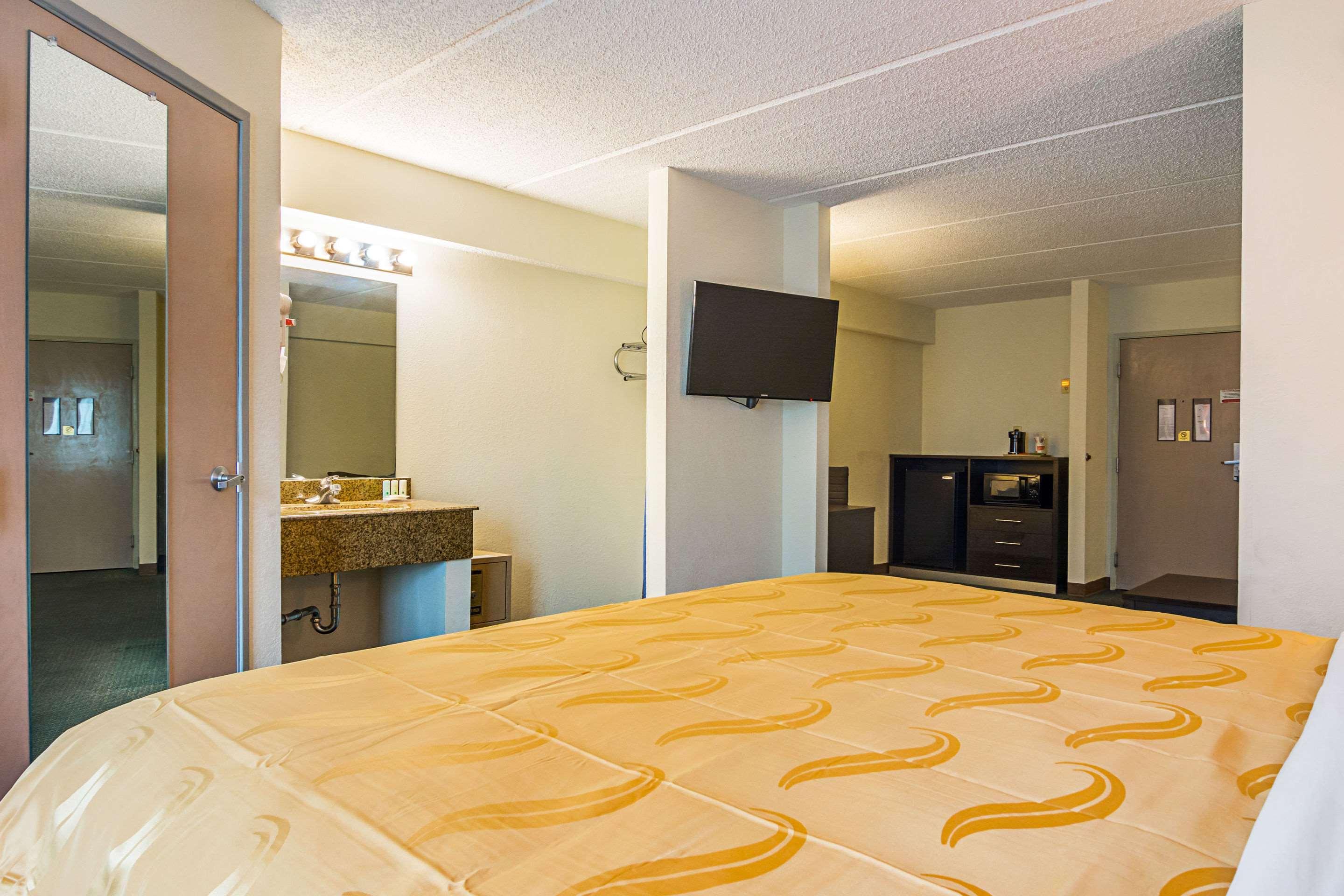 Quality Suites Atlanta Airport East Форест-Парк Экстерьер фото