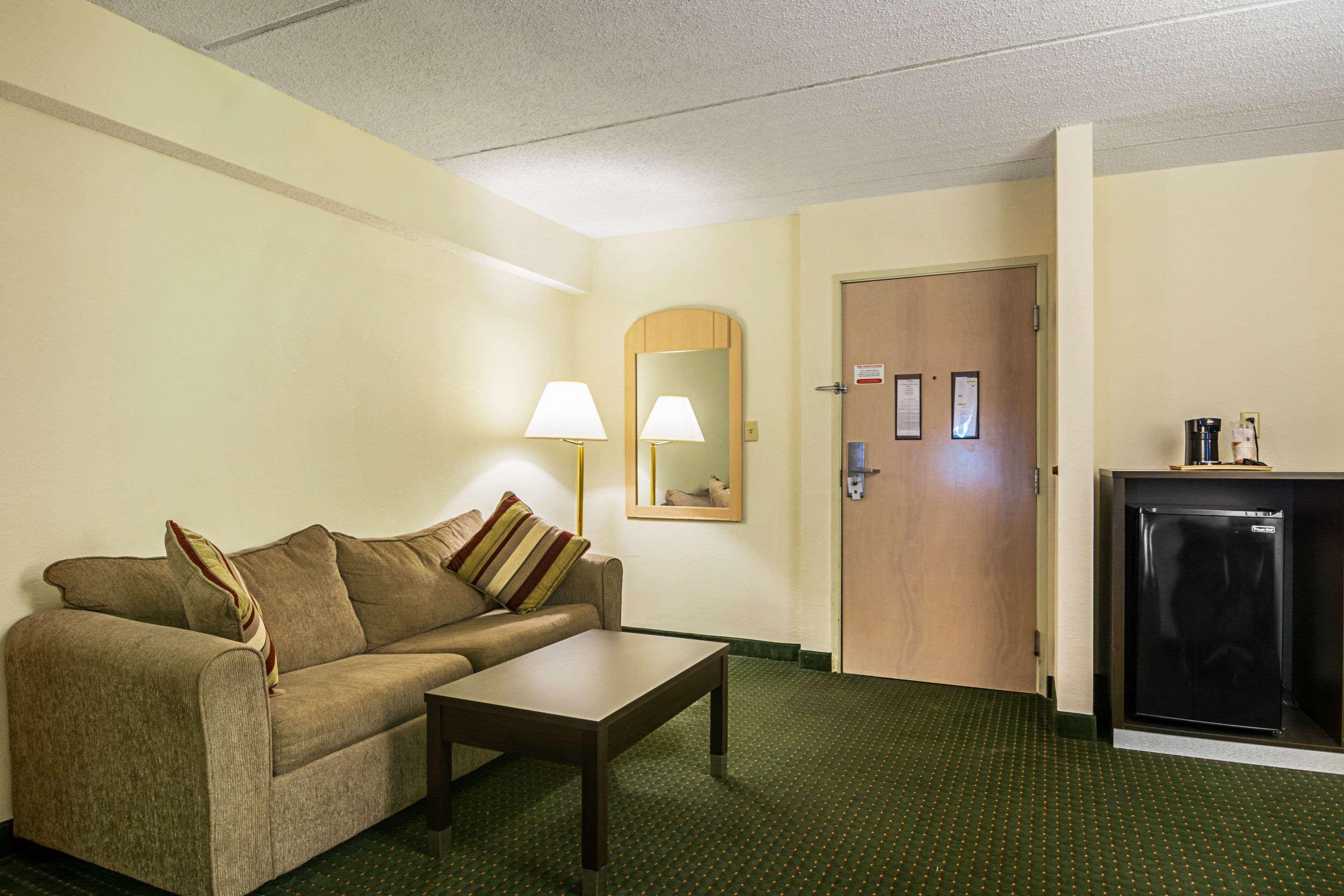 Quality Suites Atlanta Airport East Форест-Парк Экстерьер фото