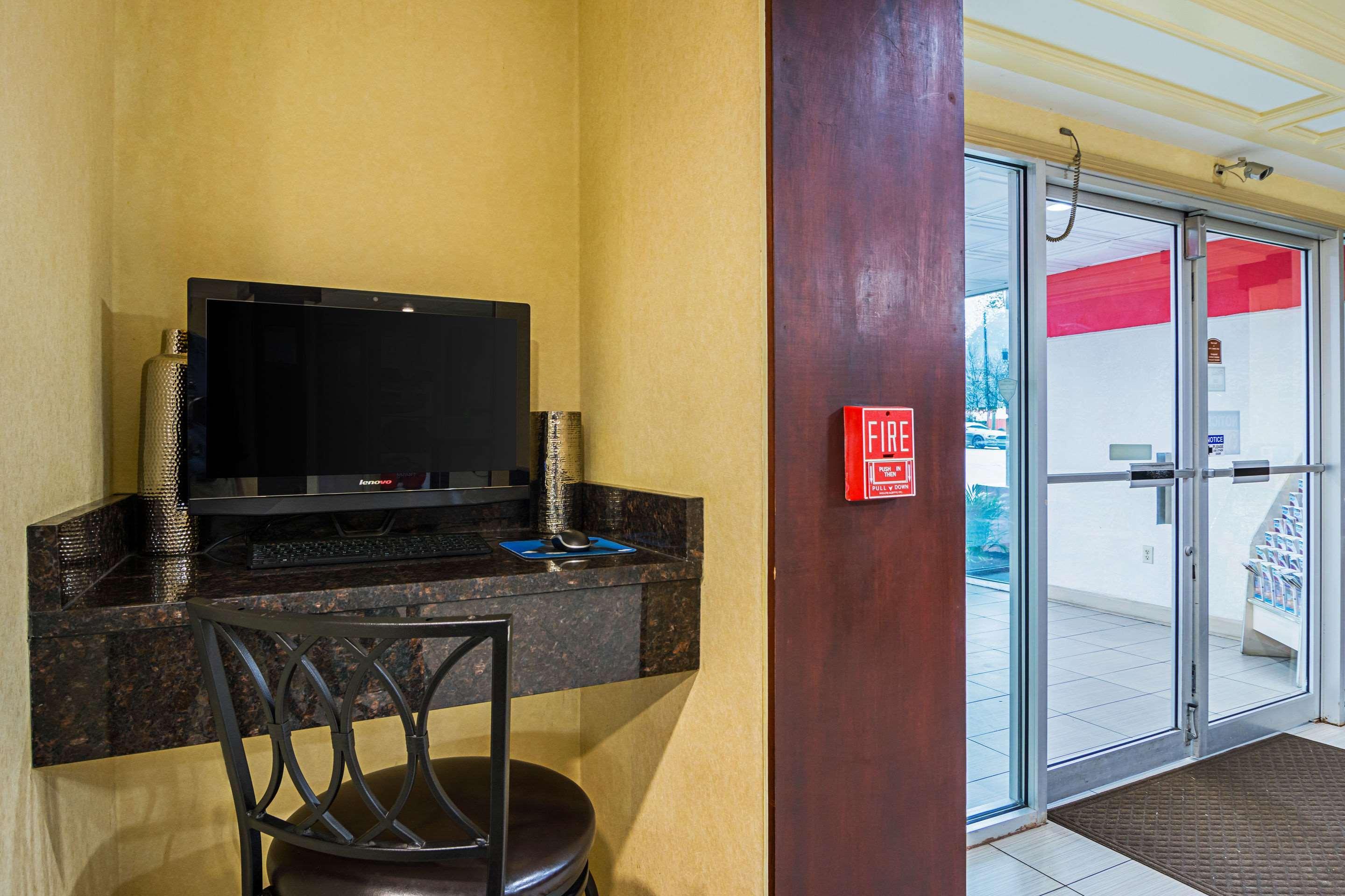 Quality Suites Atlanta Airport East Форест-Парк Экстерьер фото
