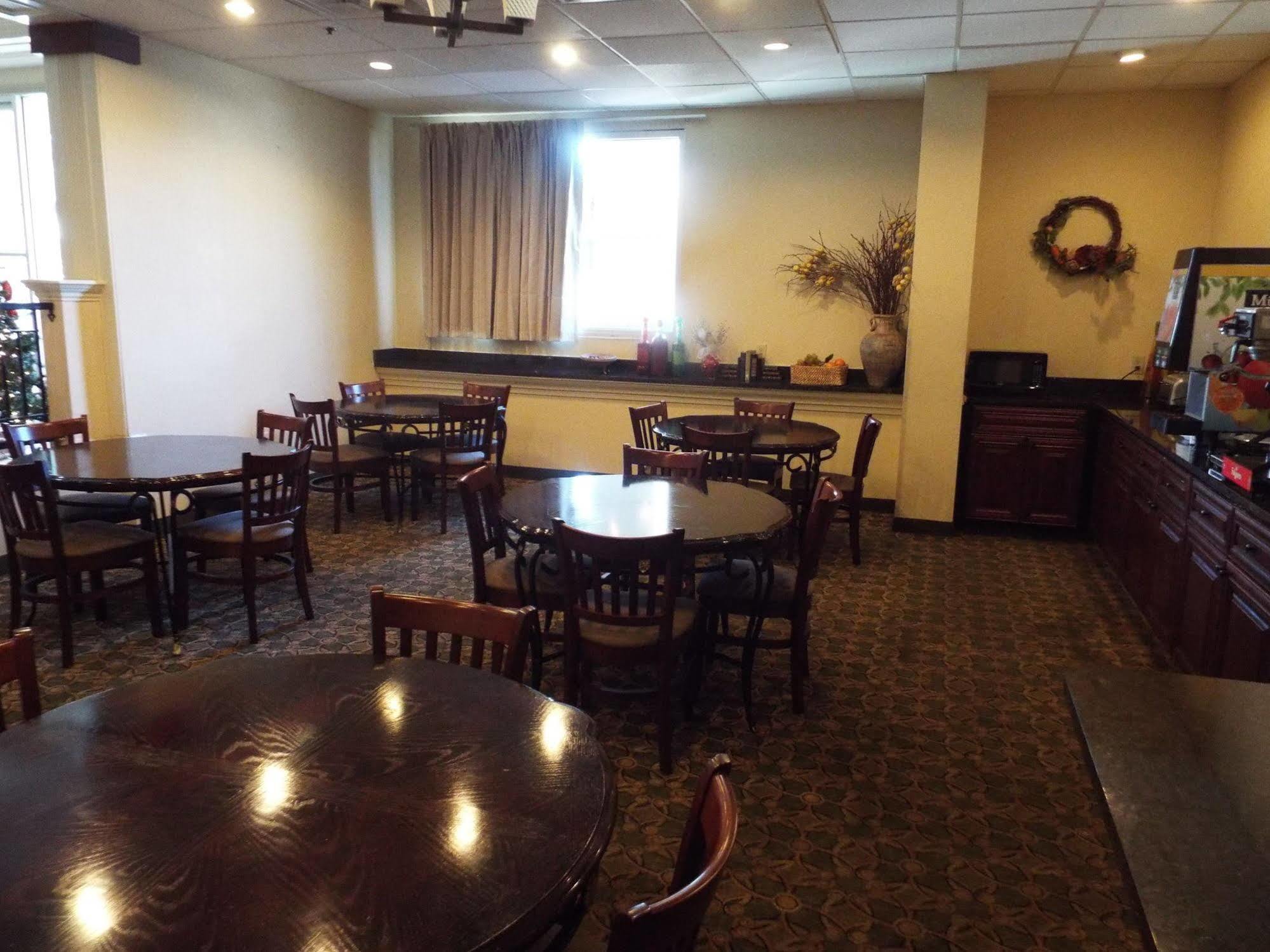 Quality Suites Atlanta Airport East Форест-Парк Экстерьер фото