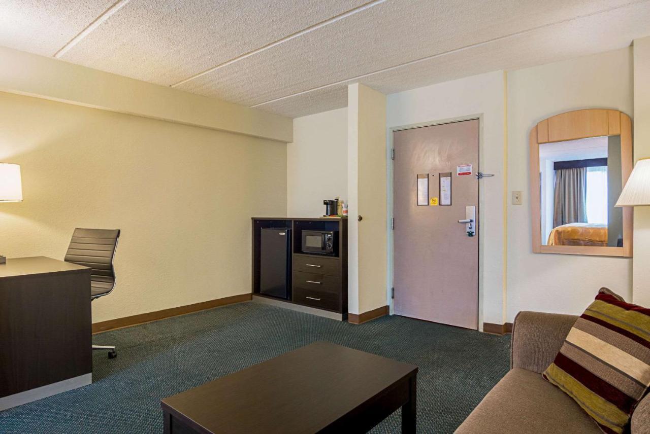 Quality Suites Atlanta Airport East Форест-Парк Экстерьер фото